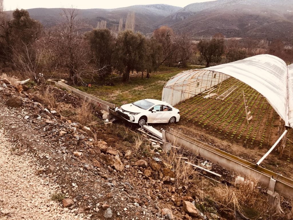 Direksiyon hakimiyetini kaybeden sürücü su kanaletlerine çarpıp yaralandı