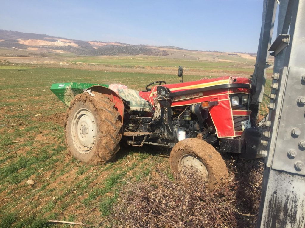 Gaz teli takılı kalan traktör sahibinin üzerinden geçti