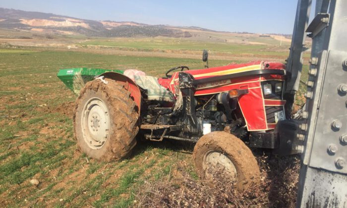 Gaz teli takılı kalan traktör sahibinin üzerinden geçti