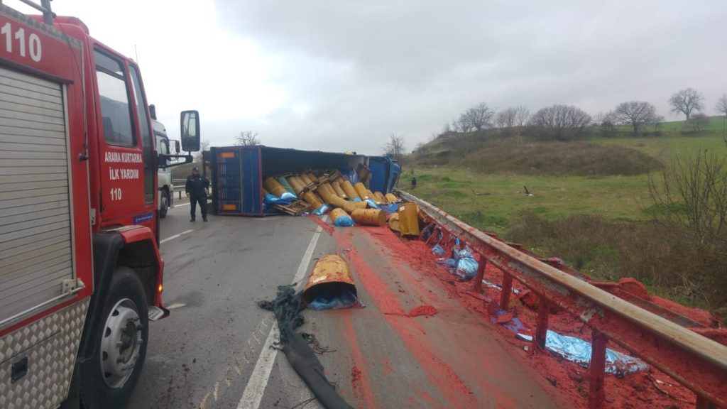Bursa’da devrilen tır kara yolunu bu hale getirdi
