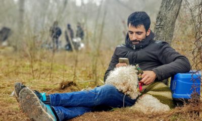 Eşine kavuşmak isteyen göçmen, sınıra köpeğiyle geldi