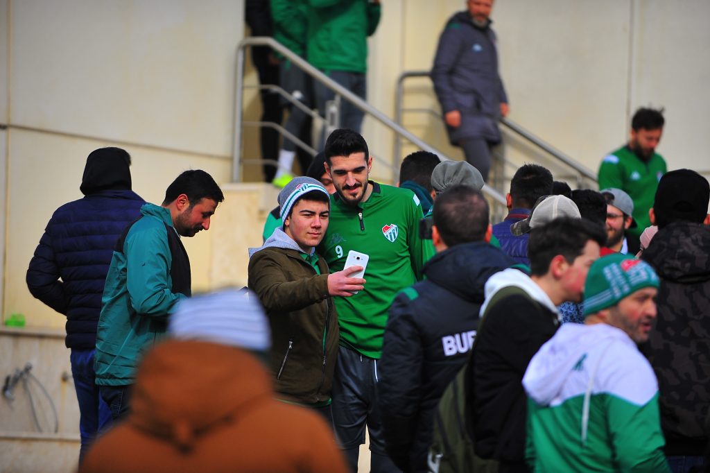 KUBİLAY’I BAĞIRLARINA BASTILAR