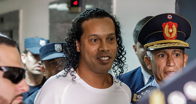 Ronaldinho ve kardeşi Paraguay’da tutuklandı
