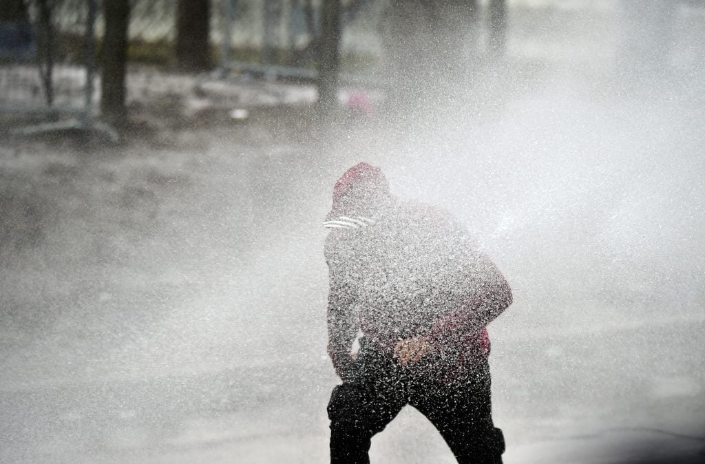 Yunanistan’ın göçmenlere yönelik sert müdahalesi sürüyor