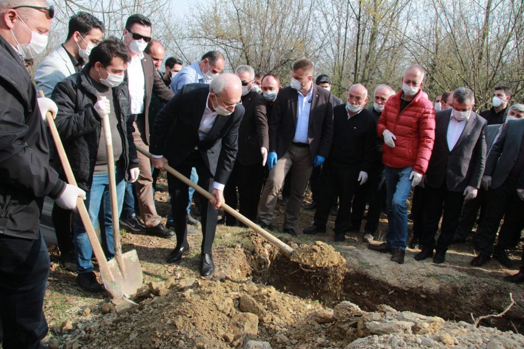  CHP Lideri Kılıçdaroğlu’nun kız kardeşi son yolculuğuna uğurladı