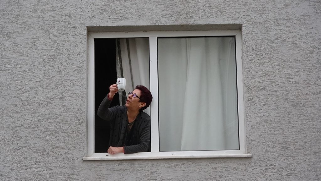  Evden çıkamayan komşular camdan cama gün yaptı