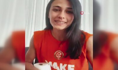 Simge Aköz, evde kalanlara şarkı söyledi