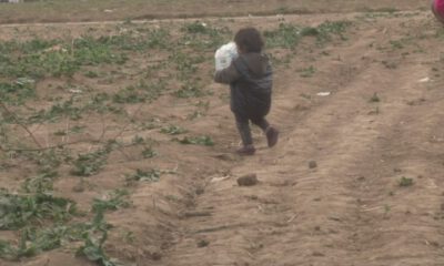 Suriyeli minik mültecinin ağır yükü