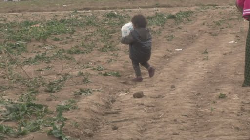 Suriyeli minik mültecinin ağır yükü