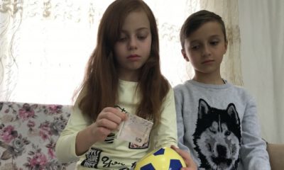 İkiz kardeşler, tablet almak için topladıkları paraları ‘Biz Bize Yeteriz’ kampanyasına bağışladı