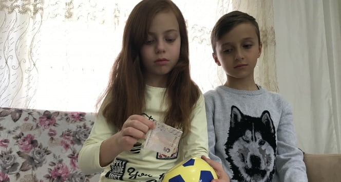 İkiz kardeşler, tablet almak için topladıkları paraları ‘Biz Bize Yeteriz’ kampanyasına bağışladı