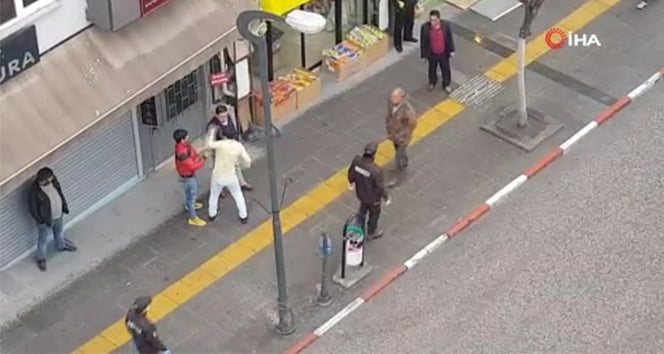 Sosyal mesafeyi unutup kavgaya tutuştular