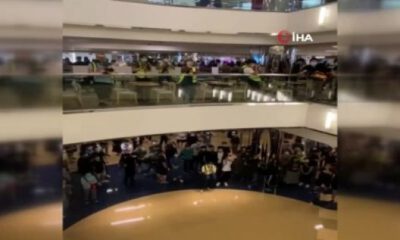 Hong Kong’ta AVM’de yapılan protestoya polis müdahalesi