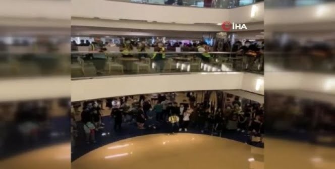 Hong Kong’ta AVM’de yapılan protestoya polis müdahalesi