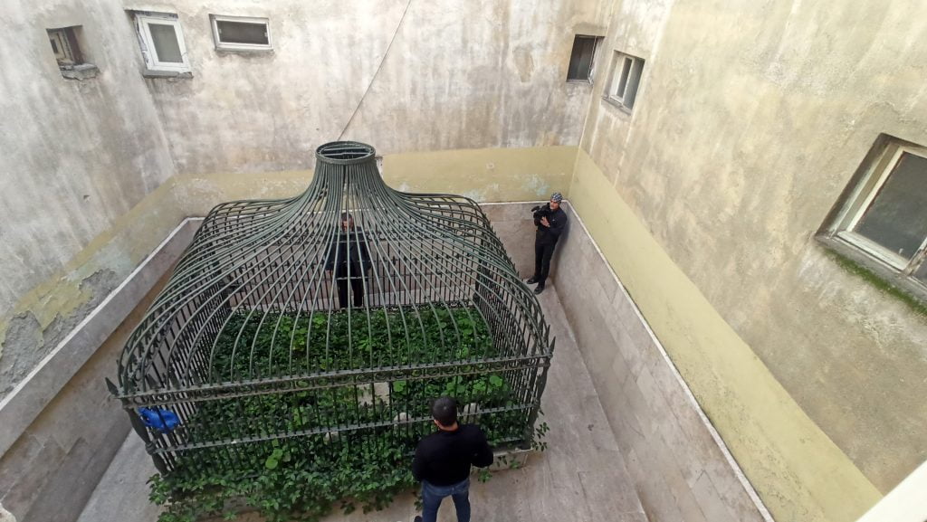 Bursa’da apartman boşluğundaki türbe görenleri şaşkına çeviriyor