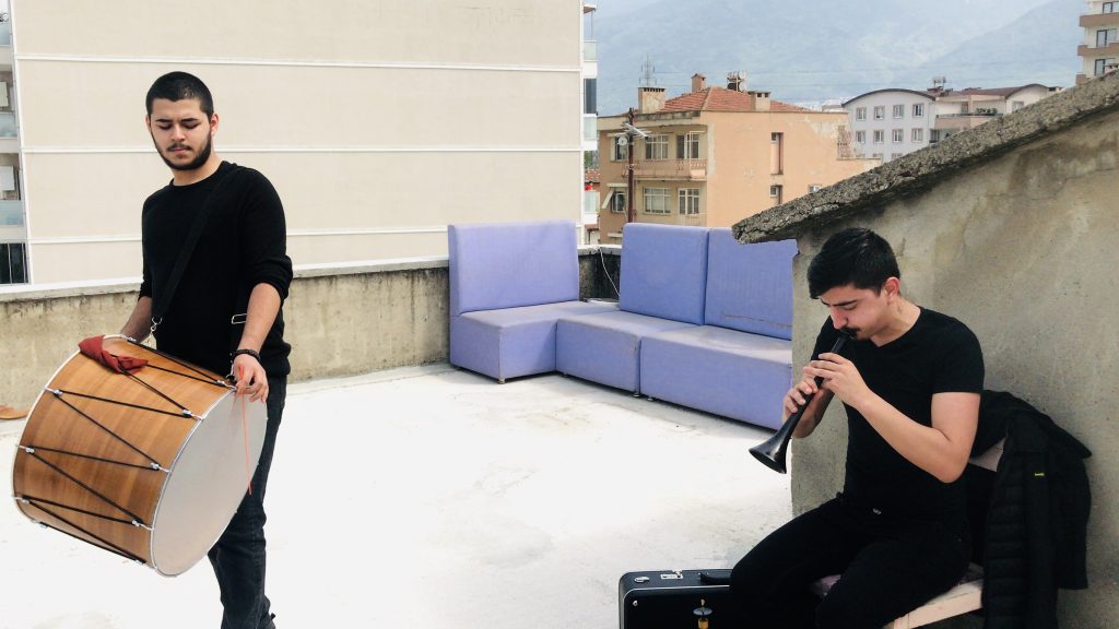 Bursa’da karantinadaki gençler iftarı böyle bekledi