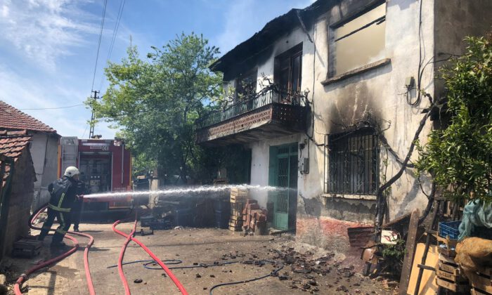 Bursa’da iki katlı ev küle döndü…”Torunum yaktı” dedi!
