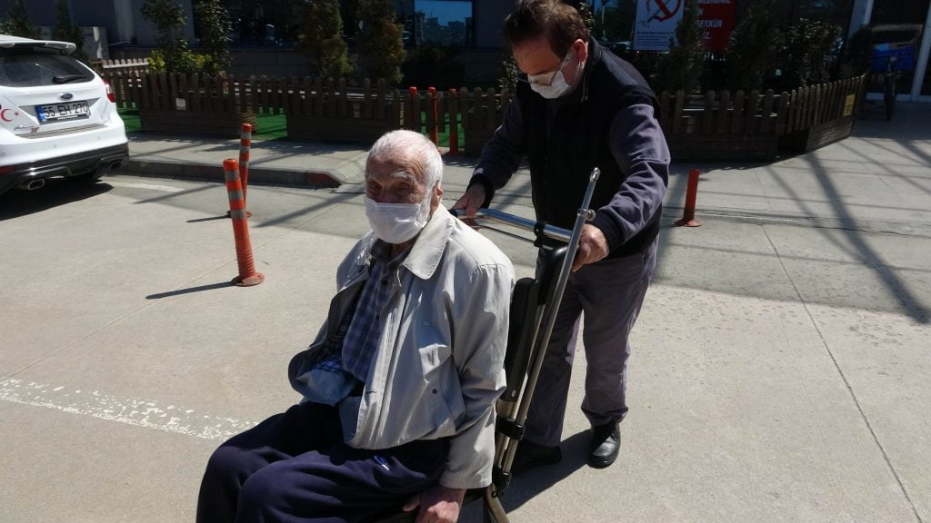 96 yaşındaki Kasım dede korona virüsü yendi