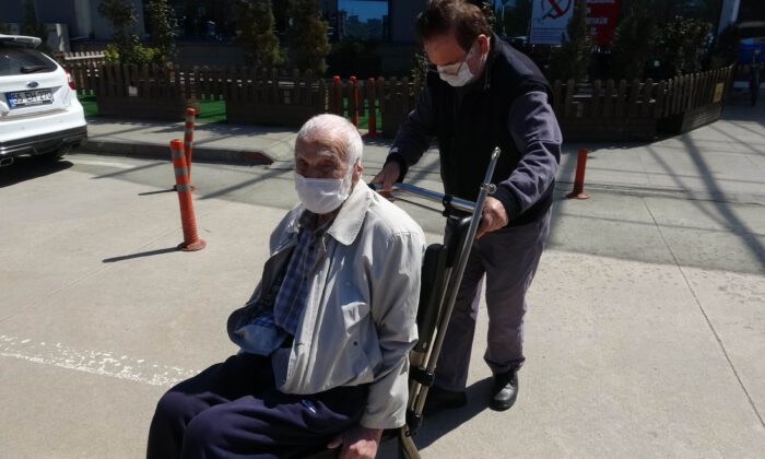 96 yaşındaki Kasım dede korona virüsü yendi