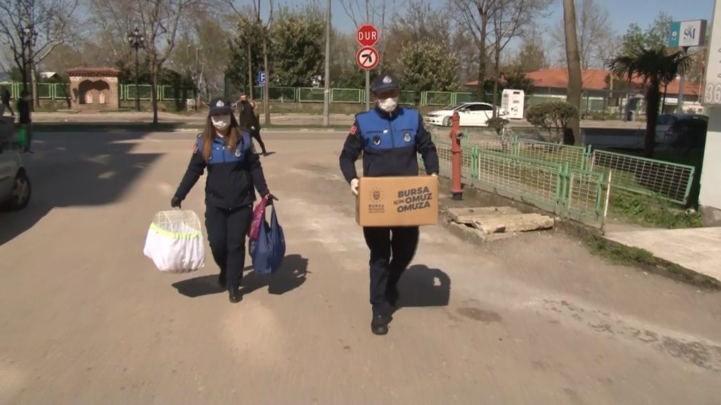 Evde kalan yaşlı kadın isteği ile belediye ekiplerini şok etti