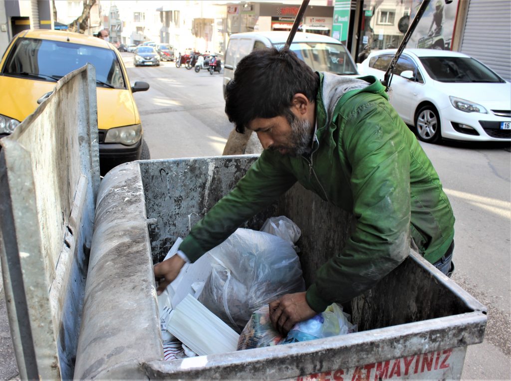 Günlük 50 liraya korona virüse meydan okuyorlar
