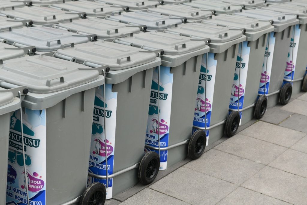 Bursa’da kullanılmış maske ve eldivenler tıbbi atık kutularına atılacak