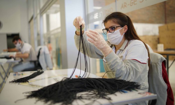 Tofaş, araç üretimine ara verdiği dönemde sağlık ekipmanı üretmeye devam ediyor