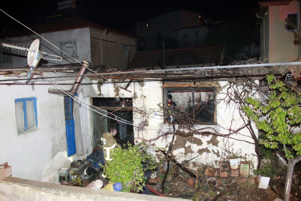 Yangın çıkan evin tavanı çöktü, mahsur kalan yaşlı kadın hayatını kaybetti