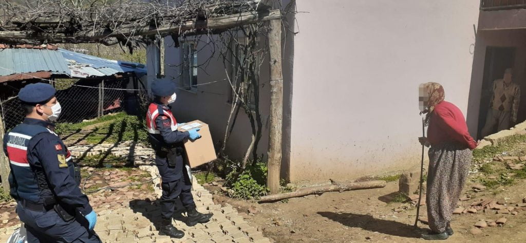 İnegöl Jandarmadan ihtiyaç sahiplerine yardım