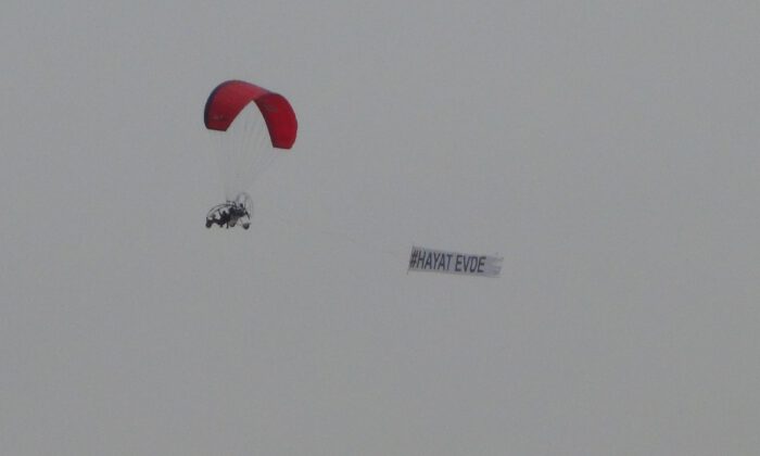 Bursa’da paramotorla uçarak ‘Hayat Evde’ mesajı verdi