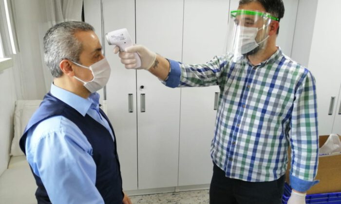 Uedaş ar-ge ekibi siperlik maske üretimine başladı