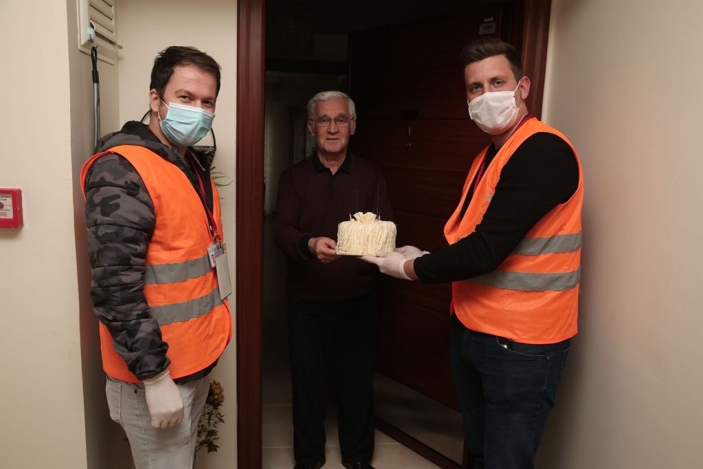 Nilüfer ekiplerinden yaşlılara doğum günü sürprizi