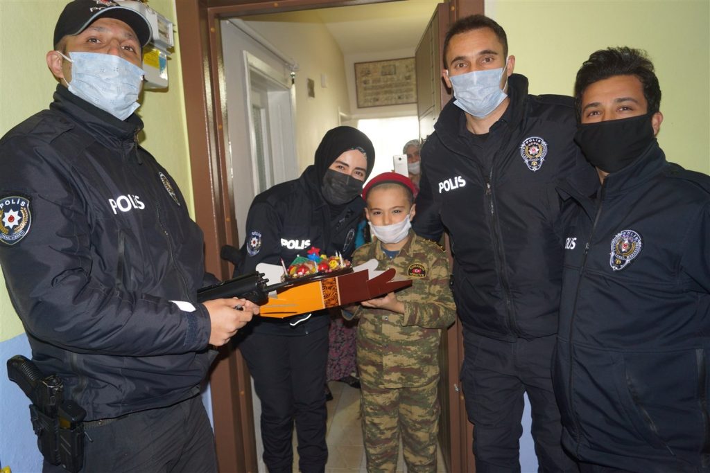 Polisten evden çıkamayan çocuğa doğum günü sürprizi