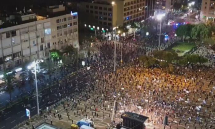 Tel Aviv’de binlerce kişi sokağa döküldü