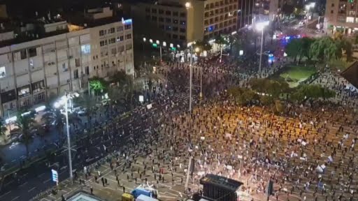 Tel Aviv’de binlerce kişi sokağa döküldü