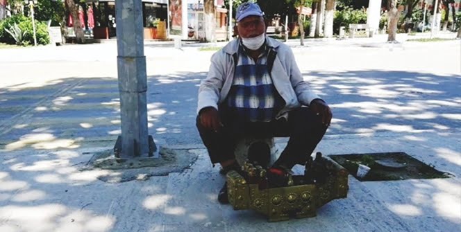 4 saatlik izinde ayakkabı boyamaya çıktı