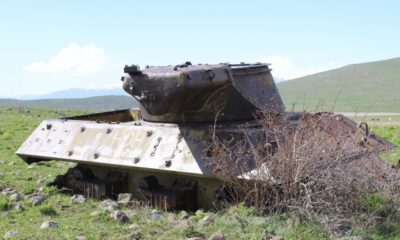 Dağ eteğindeki terk edilmiş tanklar görenleri hayrete düşürüyor