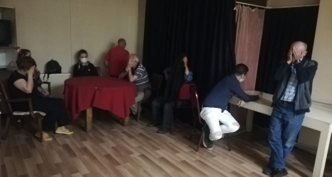 Bursa’da kumar oynarken basıldılar…Perdenin arkasına saklandı