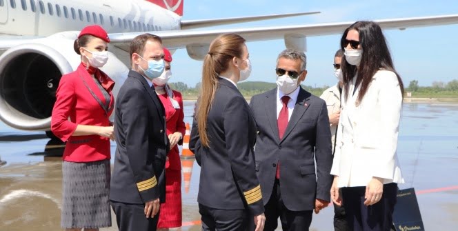 8 milyondan fazla kişinin bilet aldığı uçak iniş yaptı