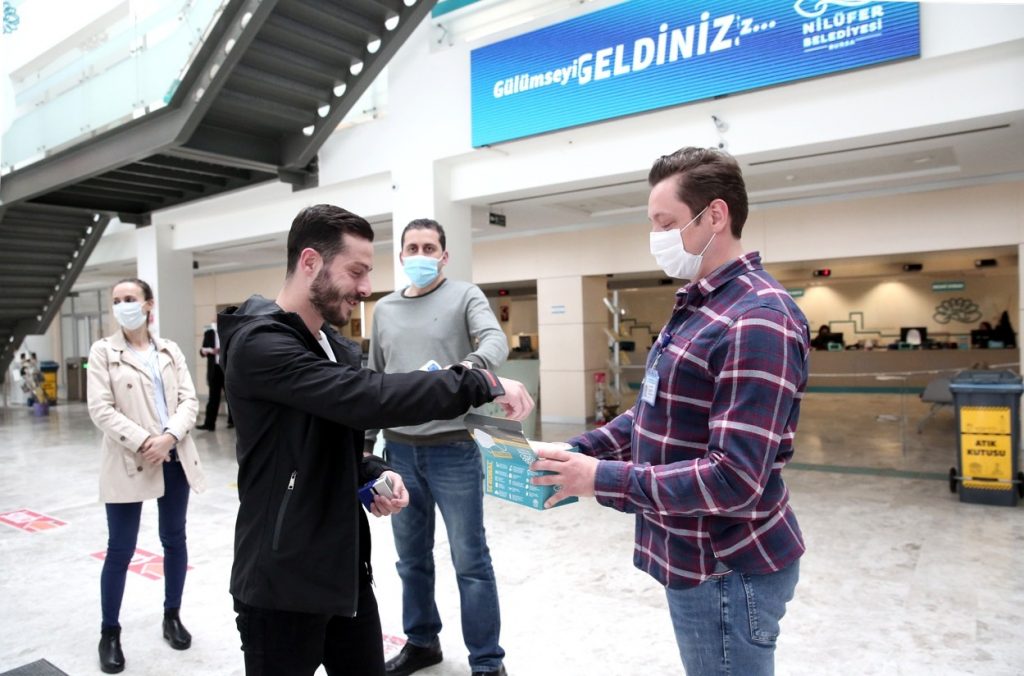  Nilüfer’de üretilen maskeler vatandaşa dağıtılıyor