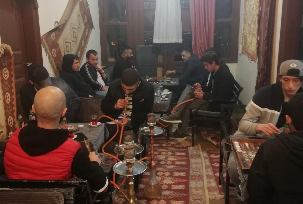 Bursa’da salgına rağmen nargile partisi…