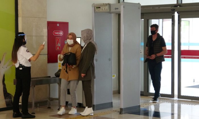 Bursa’da AVM’ler açıldı… Kimi halı, kimi çaydanlık almaya geldi