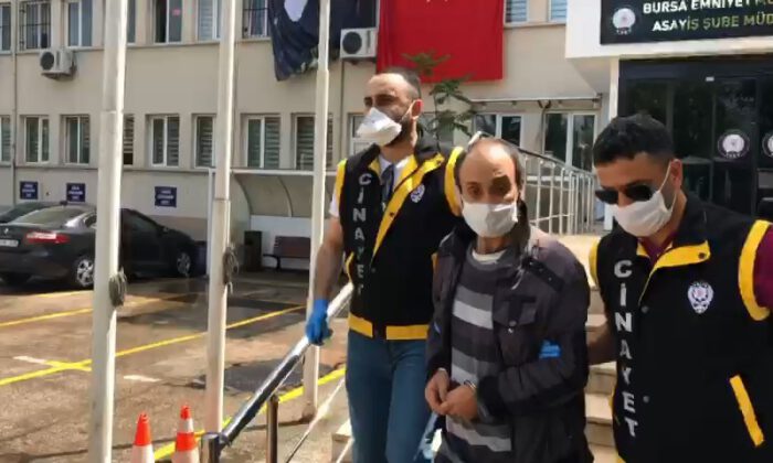 Babasını meyve bıçağı ile öldürdü
