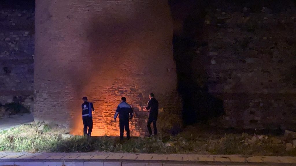Bursa’da 1800 yıllık surları ateşe verdiler