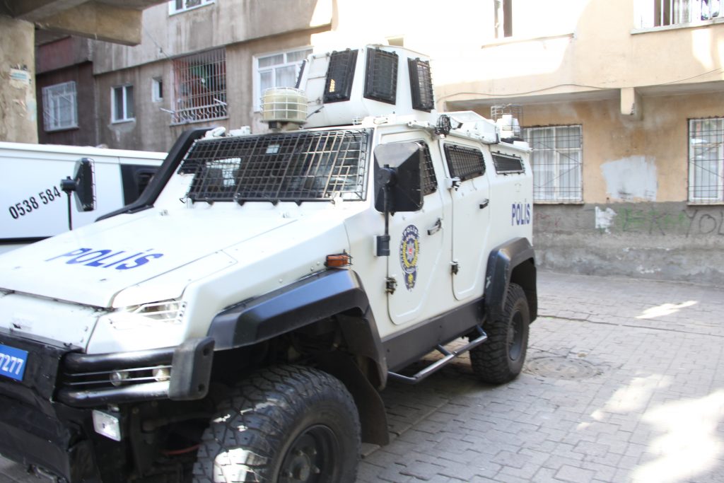 Dur ihtarına uymadı, polise ateş açtı: 1 şehit