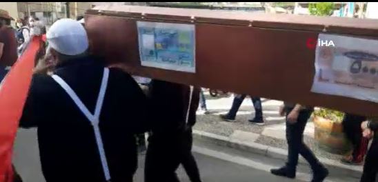 Ekonomik krizi tabutla protesto ettiler