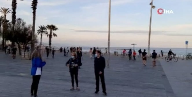 İspanya’da 48 gün sonra yetişkinler sokağa çıktı