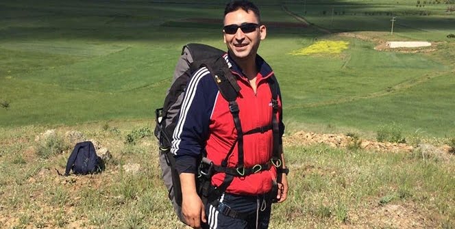 Paraşütle eğitim uçuşu yapan astsubay yere çakılarak hayatını kaybetti