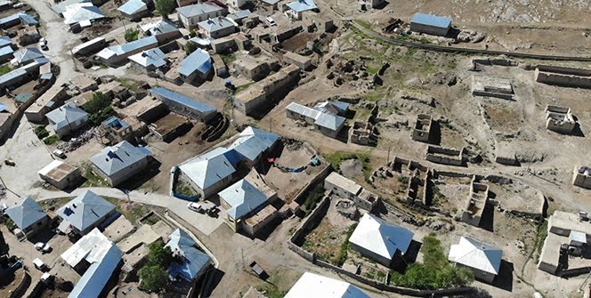 Van’da 51 evin hasar gördüğü mahalle havadan görüntülendi