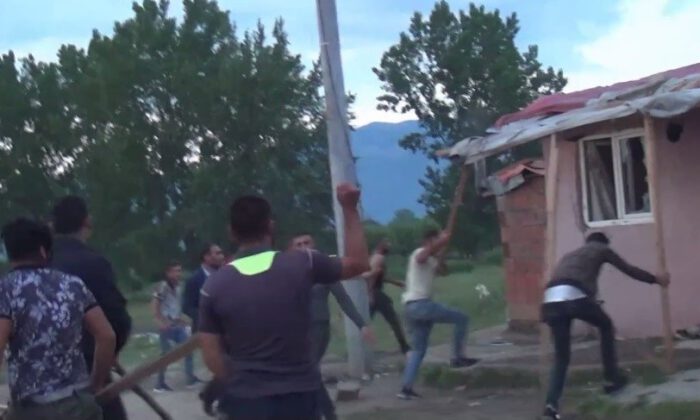 Bursa’da polisi şehit eden zanlının evi böyle taşlandı